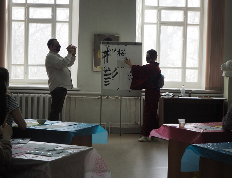 Мастер-класс по каллиграфии с участием преподавателя, мастера каллиграфии г-жи Исидзимы Каори