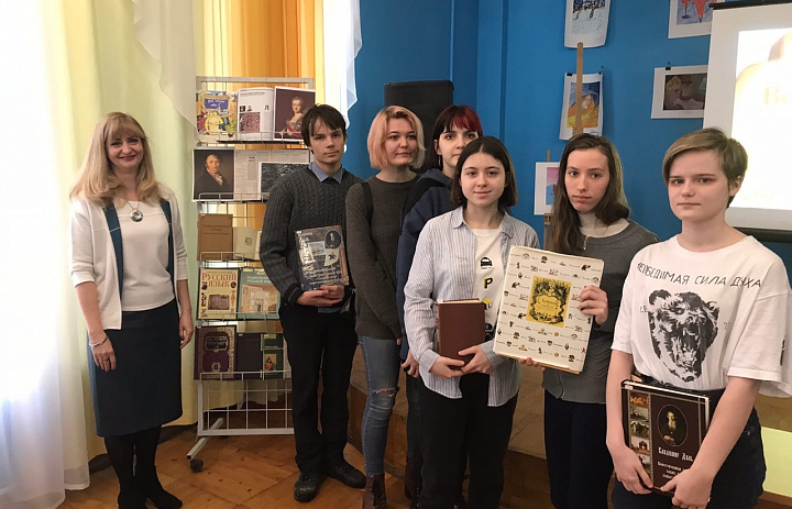 Студенты СХУ в Областной библиотеке для детей и юношества  им. А.С. Пушкина 