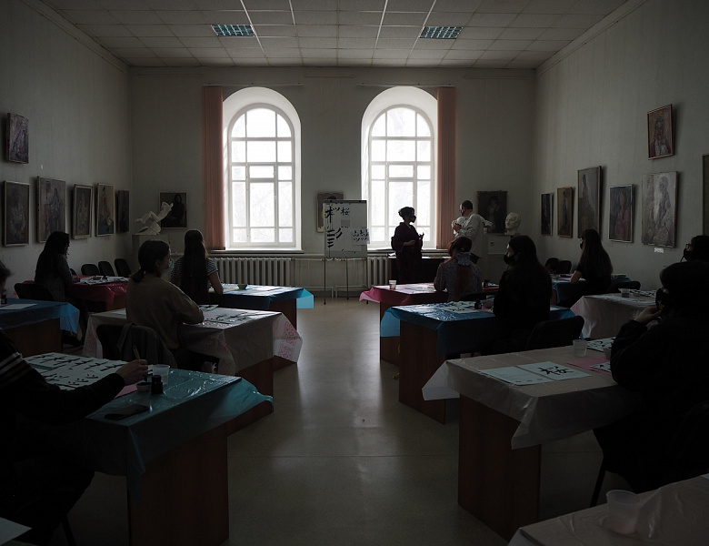 Мастер-класс по каллиграфии с участием преподавателя, мастера каллиграфии г-жи Исидзимы Каори