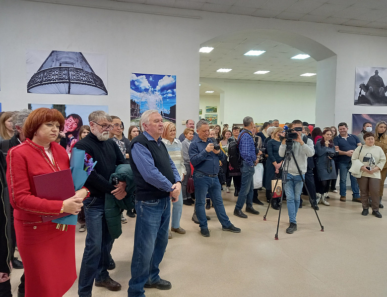 "Объективно о времени". В Художественном училище открылась юбилейная фотовыставка Юрия Набатова