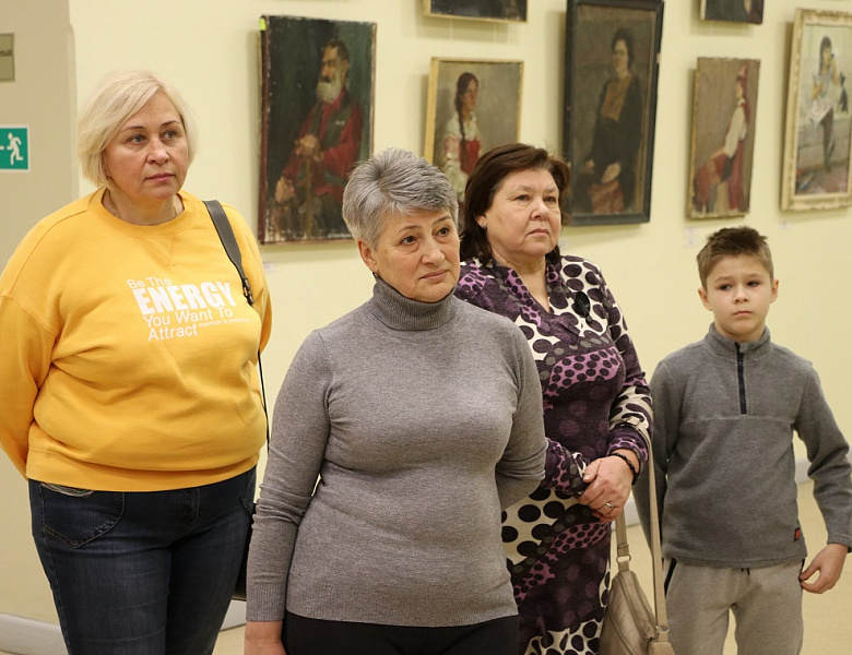 Экскурсия по Саратовскому художественному училищу для матерей погибших сыновей на СВО