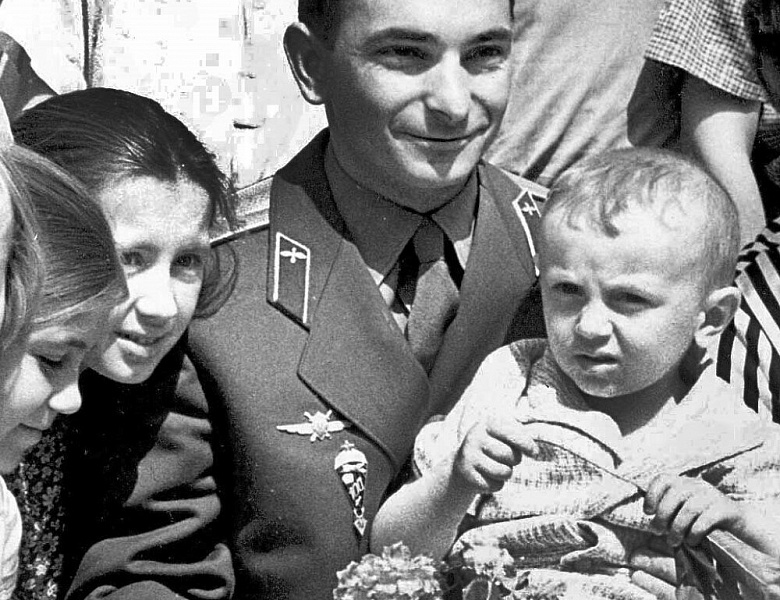 Архивная фотовыставка «Дорога в космос»