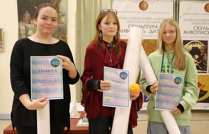 Выставка по итогам конкурса «Защитники Саратовского неба»