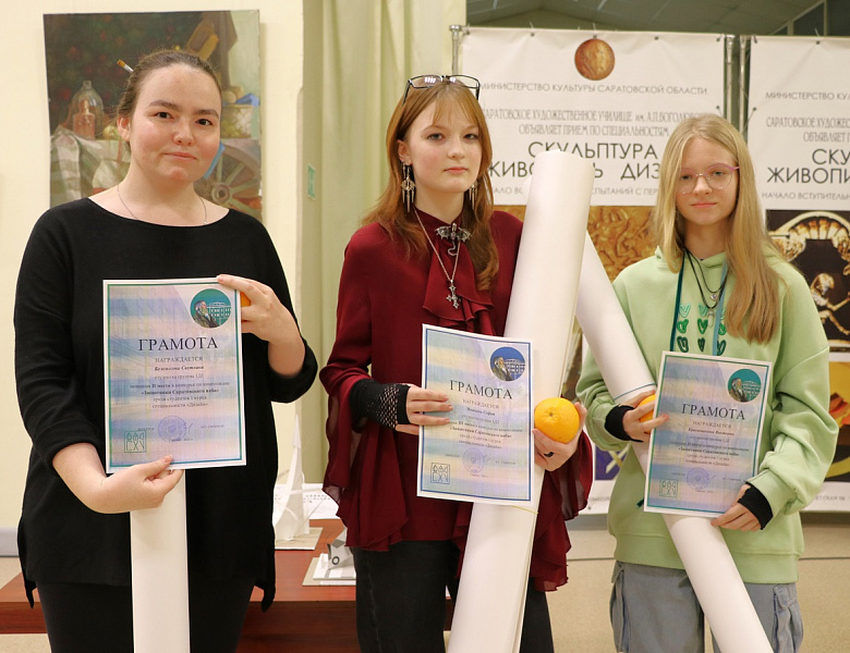 Выставка по итогам конкурса «Защитники Саратовского неба»