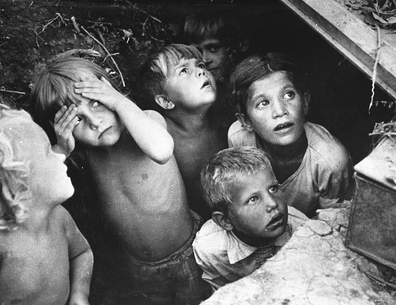 Выставка фотохроники «Военные годы» к 80-летию Победы в Великой Отечественной войне 1941-1945 гг. и Году Защитника Отечества 