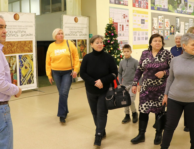 Экскурсия по Саратовскому художественному училищу для матерей погибших сыновей на СВО