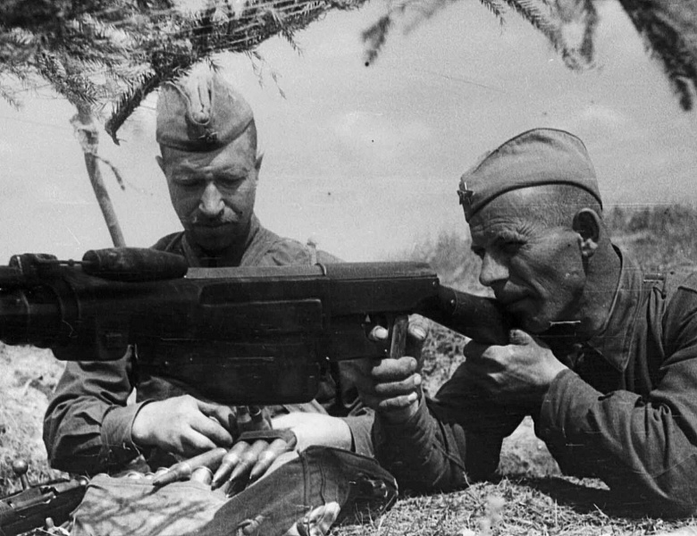 Выставка фотохроники «Военные годы» к 80-летию Победы в Великой Отечественной войне 1941-1945 гг. и Году Защитника Отечества 