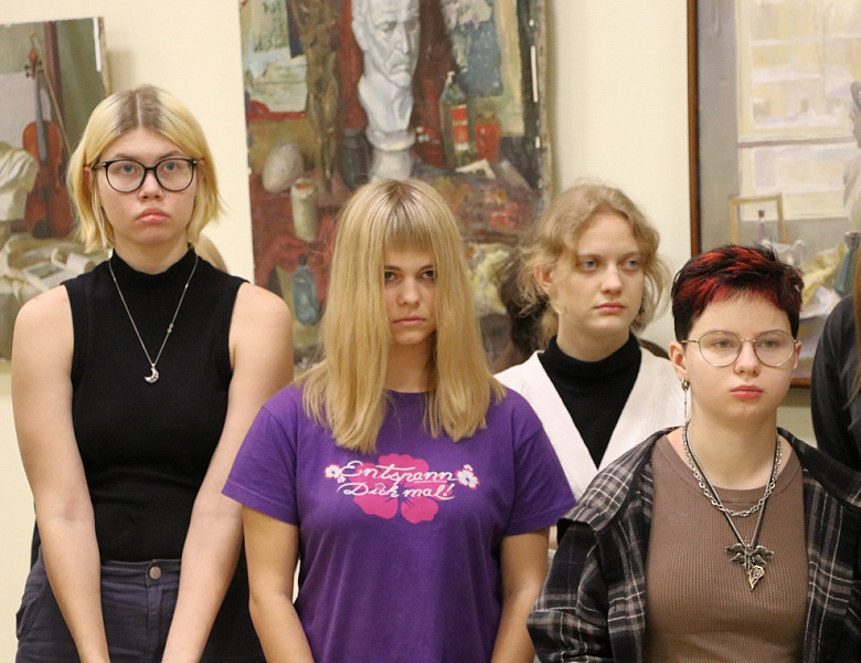 Выставка по итогам конкурса «Защитники Саратовского неба»